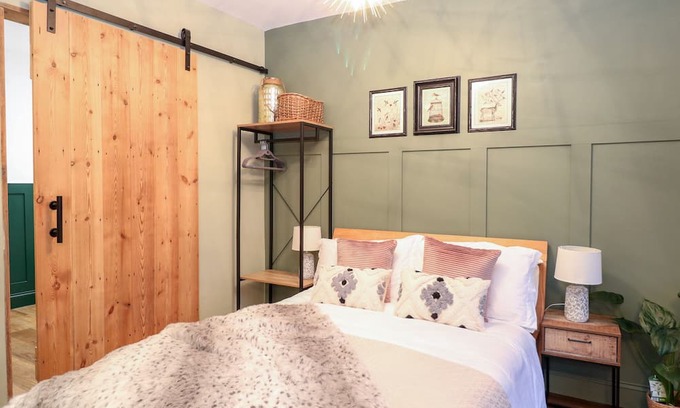 Ditchingham Cabaña | GOLDCREST HIDE, pet friendly, with a garden in Bungay