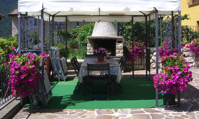 Oldesio Apartamento | Apartment 'Mimosa' with Lake View, Shared Terrace and Wi-Fi
