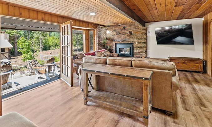 Cle Elum Cabina | Hot Tub and Private Cabin in Mountains of Cle Elum