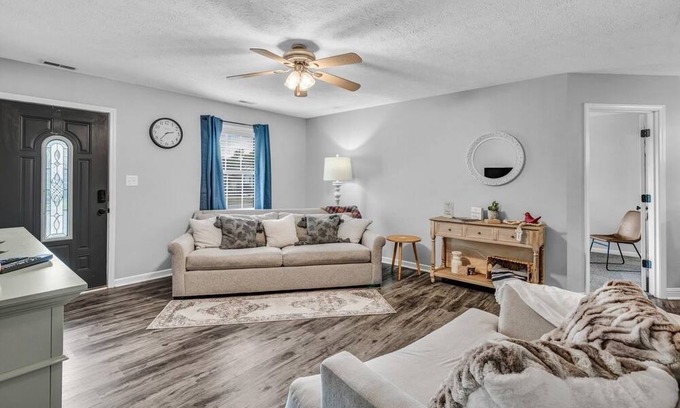 Owensboro Casa | Updated home close to hiking trails, ballpark's and downtown. Pet friendly!