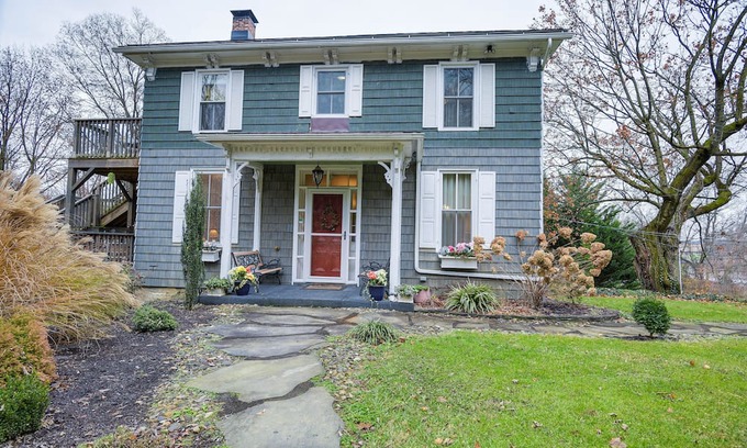 Middletown Casa | Middletown Getaway w/ Fire Pit & Multi-Level Deck!