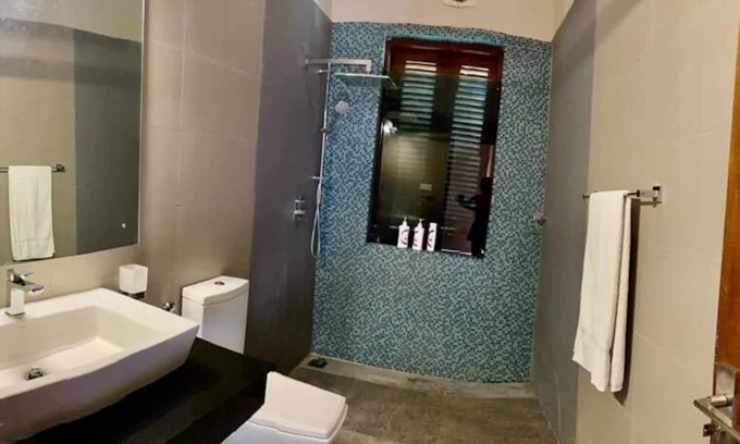 Kaduwela Cama Y Desayuno | Spacious luxury room-Beautiful views