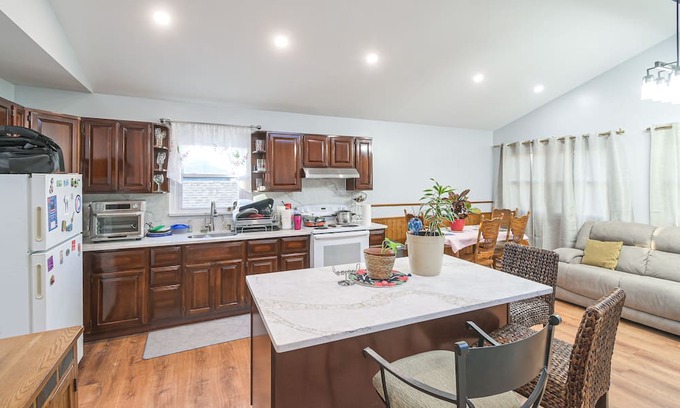 Elmont Apartamento | New York Abode w/ Fire Pit, Near Lower Manhattan!