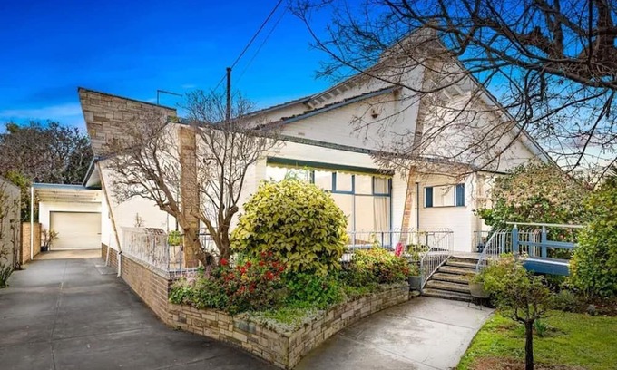 Werribee Casa | Lodge Retro Heart of Werribee Blast from the Past