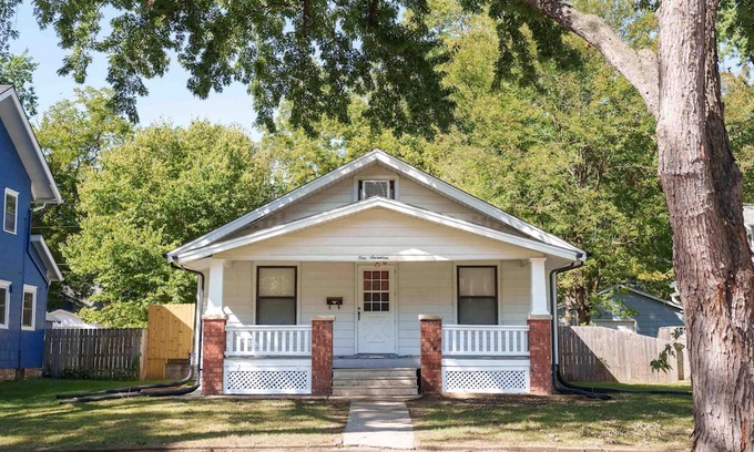 Topeka Casa | Bungalow of your DREAMS!! Room for the whole family and pet friendly.