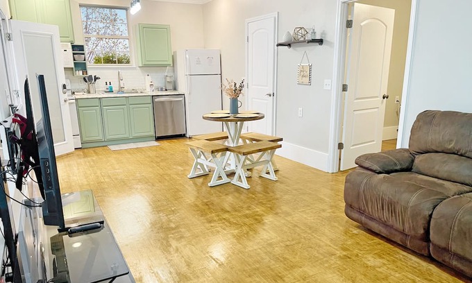 Cleveland Apartamento | It’s serenity and comfort in our cozy home, a simple place to relax and unwind!