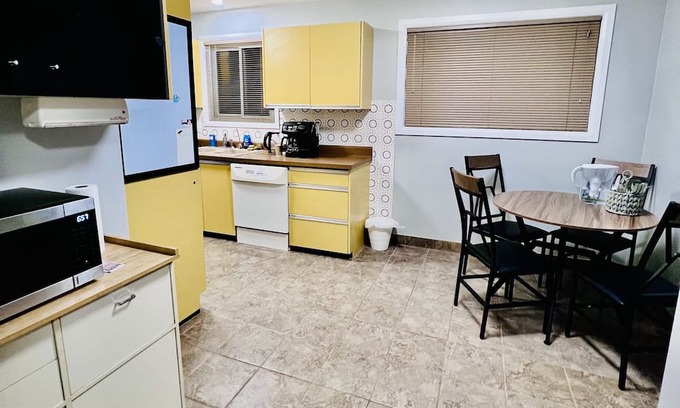 Township of Woolwich Casa | Cozy 3 Bed, 2 Bath, Pet-friendly Full house in Kitchener with all amenities.