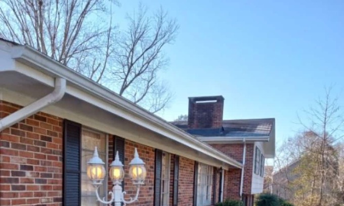Cleveland Casa | No Cleaning Fee!! 1966 split Level 4BR charmer!!
