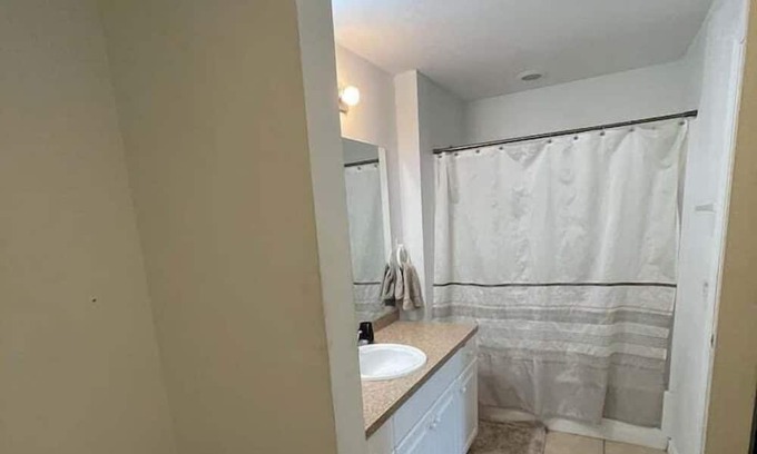 Sunshine Apartamento | 4 Bedroom 838438 by Houzlet