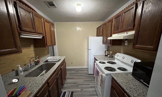 Calhoun Apartamento | 2 Bedroom Apartment in Calhoun. 45 mins to Atlanta or Chattanooga!