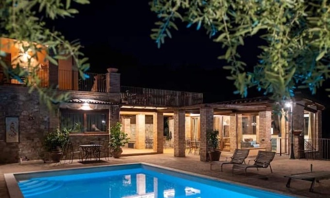 Corbara Apartamento | In the charming Umbrian countryside near Orvieto, villa with pool and waterfall.