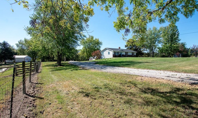 Holts Summit Apartamento | FARMHOUSE APARTMENT on 7+/- Acres with Farm Fresh Breakfast + Crackling Bonfire