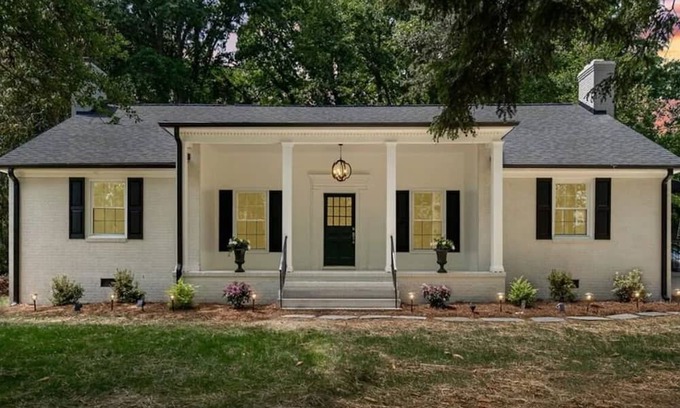 Burlington Casa | Charming and Spacious 5-Bedroom House in the Heart of Burlington