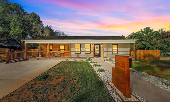 University Casa | 3BR, 2BA Modern Farmhouse. Family-friendly, wheelchair access. Central location.