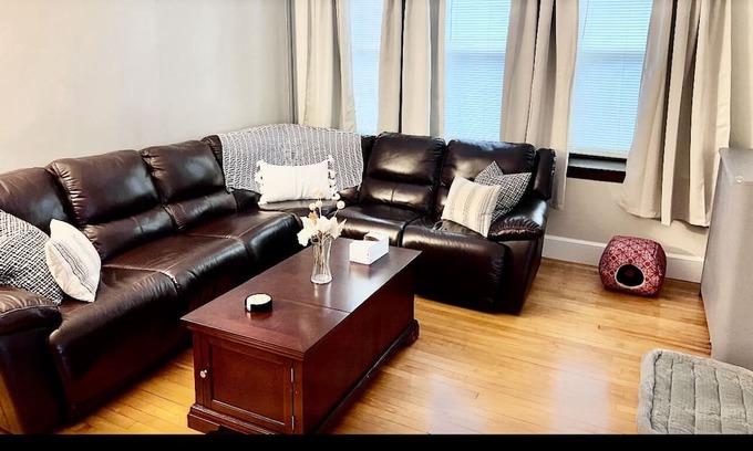Woonsocket Apartamento | Charming New England Four-bed Haven. Pet-Friendly!