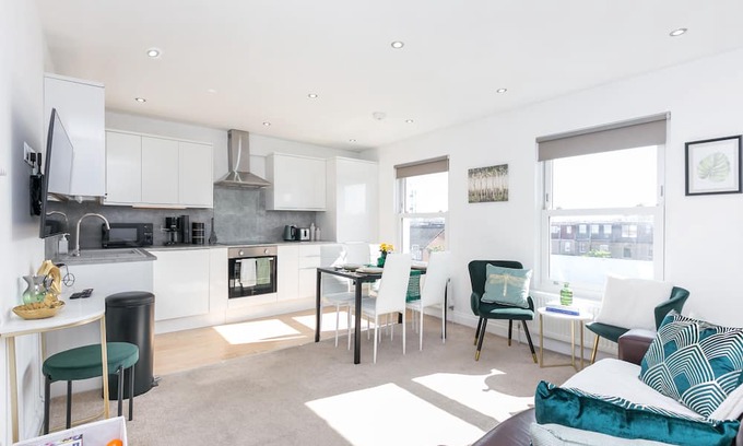 Abbey Apartamento | Stunning 2 bedrooms Apartment S/Wimbledon London with Parking and Strong WiFi.
