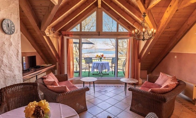 Herrsching am Ammersee Apartamento | Apartment 'Fewo Seeblick Herrsching' with Lake View, Balcony and Wi-Fi