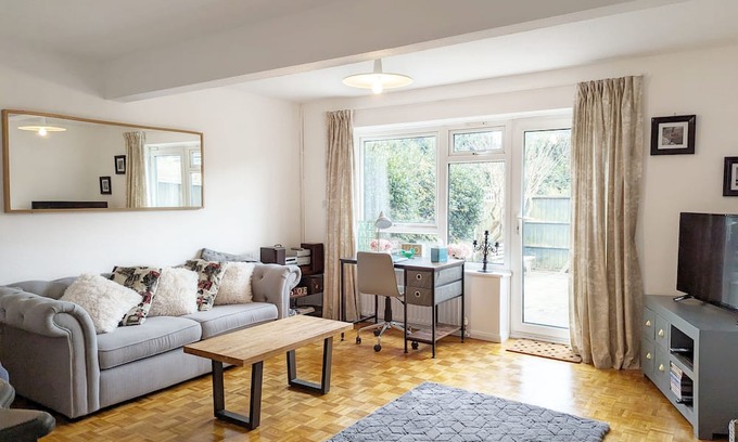 Littlehampton Casa | Holly House - Rustington - a family house that sleeps 6 guests in 3 bedrooms