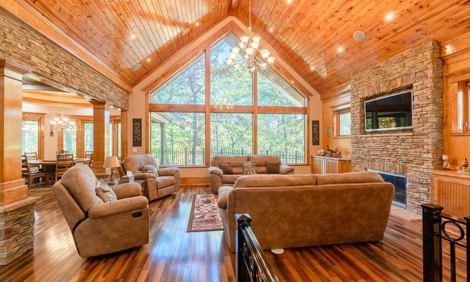 Drasco Casa | Exquisite Lakefront Home | 5 Bed + 4.5 Bath | Sleeps 14