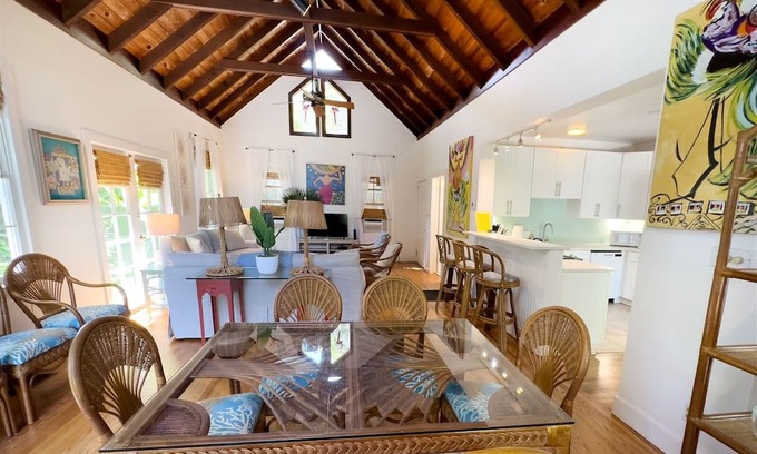 White Street Gallery District Casa | Amanda`s Garden Getaway 3 BR / 2 BA with shared large pool