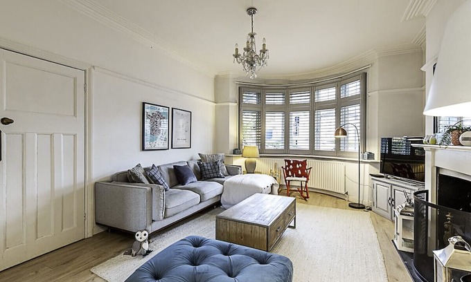 St. Leonard's Casa | Gorgeous 4-bed Home with a Fireplace and Terrace