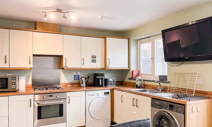 Ilkeston Cabaña | A great location and a generous in size property for family and friends to enjoy together.