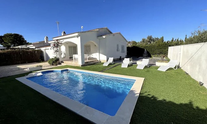 Les Tres Cales Chalet De Esquí | Agradable Villa con Piscina a 800m de la Playa