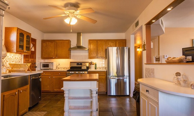 Alamogordo Cabaña | Alamo Cottage - 1 Gig Internet, King Bed, Southwest decor, Fully stocked kitchen