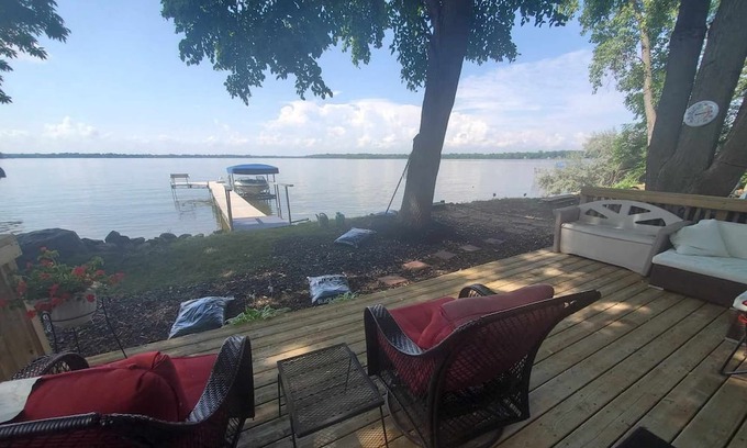 Chisago City Cabina | 40 Min from the cities, 4 ft from the shore! Sandy beach. Fish off the dock!