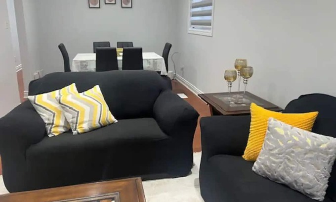 Malton Casa | 3 Bed Room2 full Wash Room entire Apt, 5 km to Pearson Airport, Sleeps up to 7,