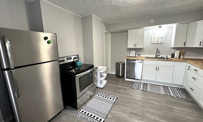 South Hills Apartamento | Chic & Stylish Retreat w/ Private Hot Tub✨ 15 mins from Airport & Downtown!