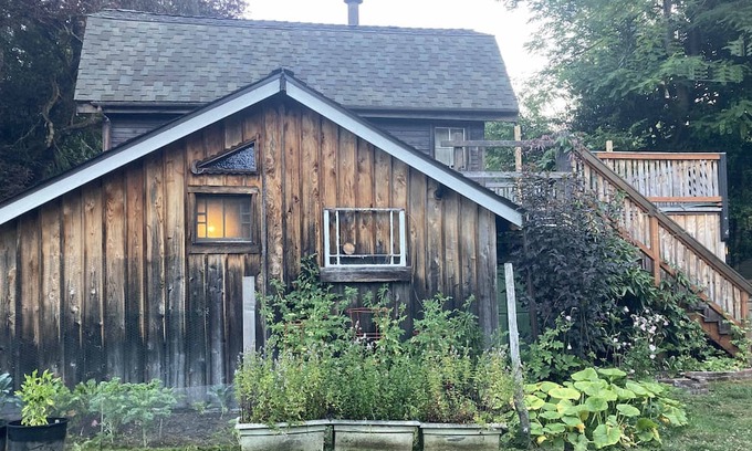 Ravenna Cabaña | Willow Creek Cabin Secluded Guesthouse, Wooded lot