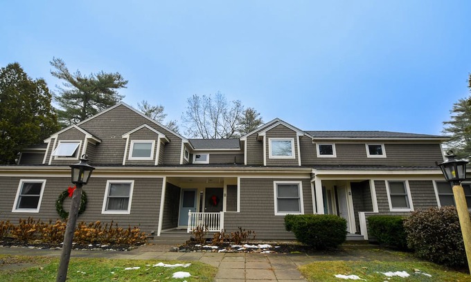 North Bridgton Condominio | Luxurious condo on Long Lake, just steps away from large association beach!