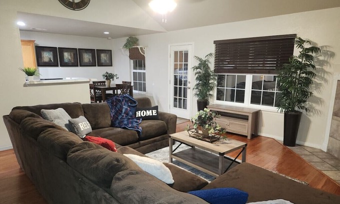 Lowell Casa | Cozy home with Pool in central NWA