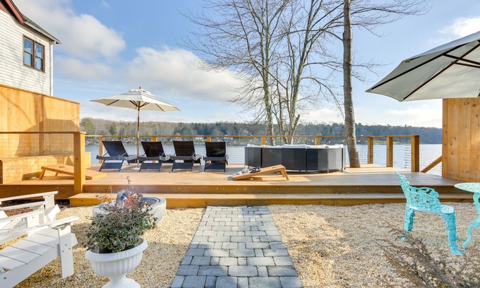 Lake Huntington Casa | Waterfront Catskills Home w/ Hot Tub & Fireplace