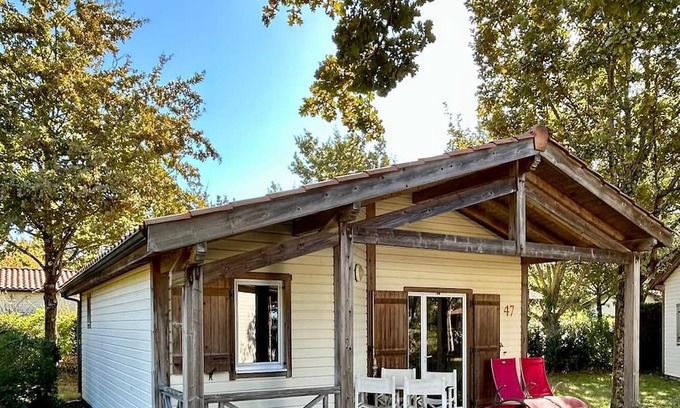 Parentis-en-Born Casa | Chalet 'Cabane Du Lac' with Shared Pool, Private Terrace and Wi-Fi