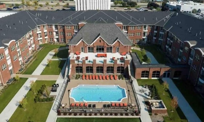 West Bloomington Condominio | Poolside Paradise near Mall of America & MSP