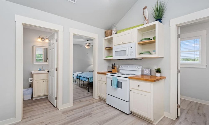 Rockport Cabaña | The Peaceful Palms Cottage - Community Pool and Pet Friendly