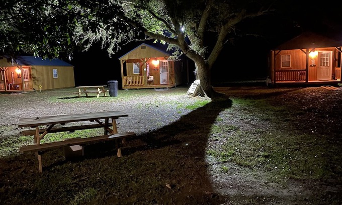 Lake Providence Apartamento | The Bernice Beehive Cabin Cozy Cabin at Vieux Carre’ Home and Cabins Grounds
