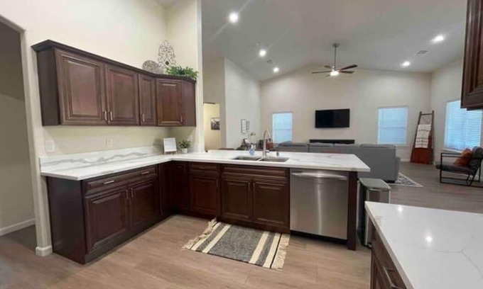Fresno Casa | Fresno House Spacious 4:2 King Suite 2 Car Garage!