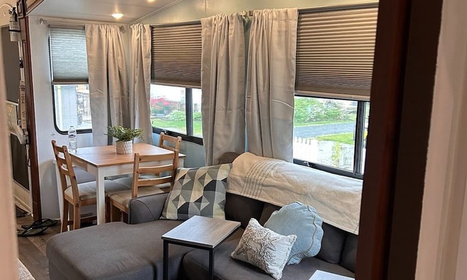 Rogers Bay Alquiler De RV | Shrimp Queen Glamper 2 BR-5 beds-Topsail Beach NC