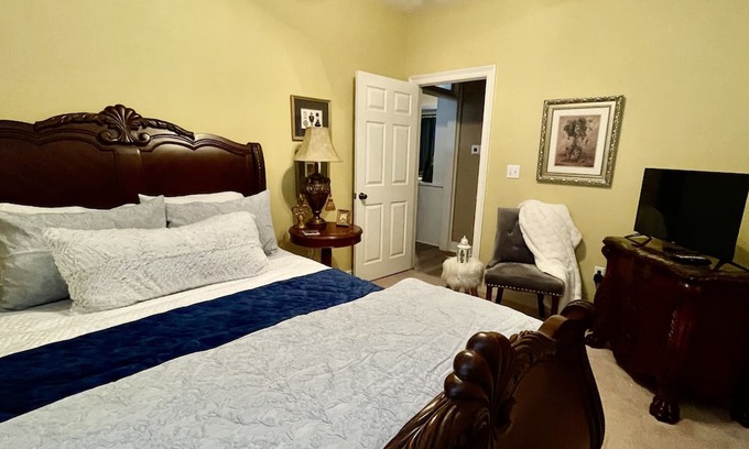 Prairieville Cama Y Desayuno | Bed & Breakfast Stay with Brenda Bedroom with Bath in home