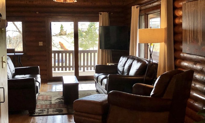 Bozeman Cabina | Comfortable log home in great Bozeman location close to MSU, hospital and trails