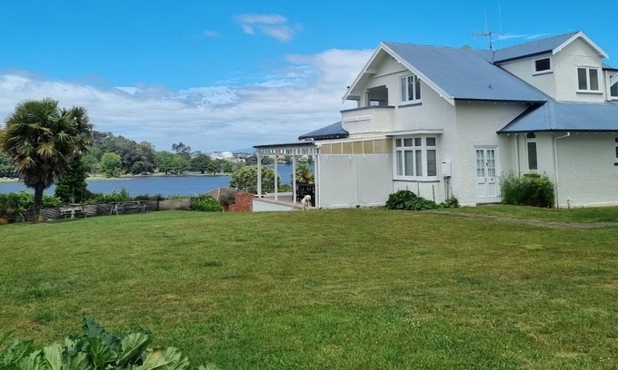 Frankton Casa | Hosts on the Coast - Stunning Hamilton Lake Views
