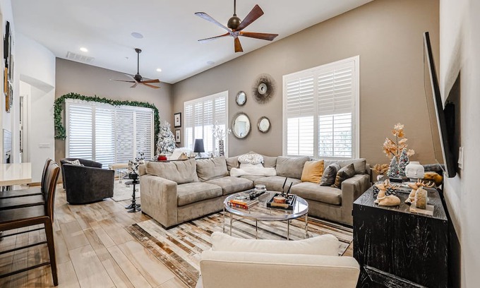 Talon Retreat Casa | Luxury 3br house w/heated pool + gym!