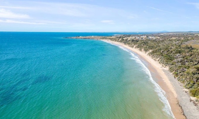 Lulworth Apartamento | Shore to Adore: Near Beach, Ocean Views & WiFi