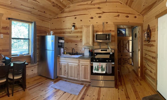 Johnson City Cabina | A “country” cabin setting in the middle of wine vineyards and Texas state parks!