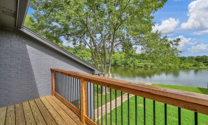 Montgomery Casa | ★★ LUXE LAKEFRONT RETREAT- 8 Beds - Firepit + Family Friendly! - Boat Launch ★★