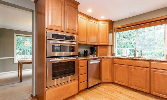Covington Casa | Sleek Kent 3BR w/ Patio & Garage, nr Botanical Garden, by Blueground