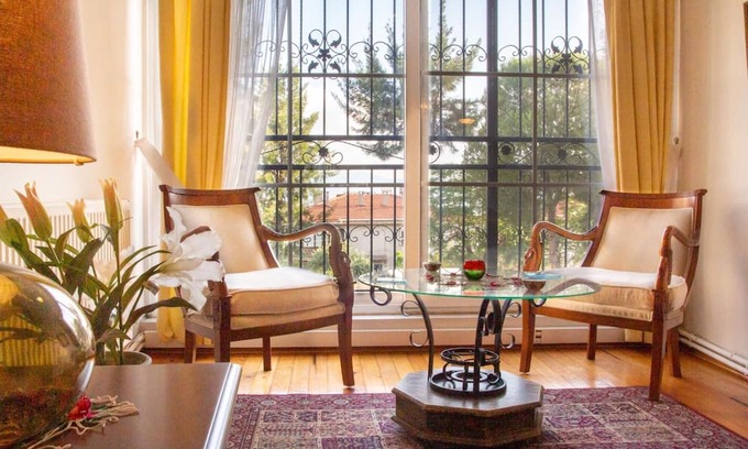Cigli Apartamento | Spacious Detached House with Garden in Izmir